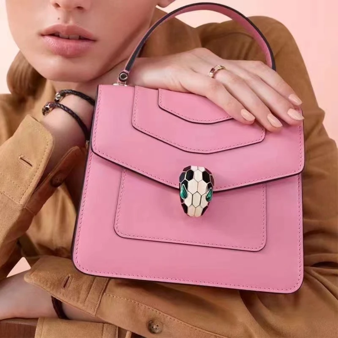 95新 BVLGARI/宝格丽 茉上/樱花粉手提风琴蛇头包