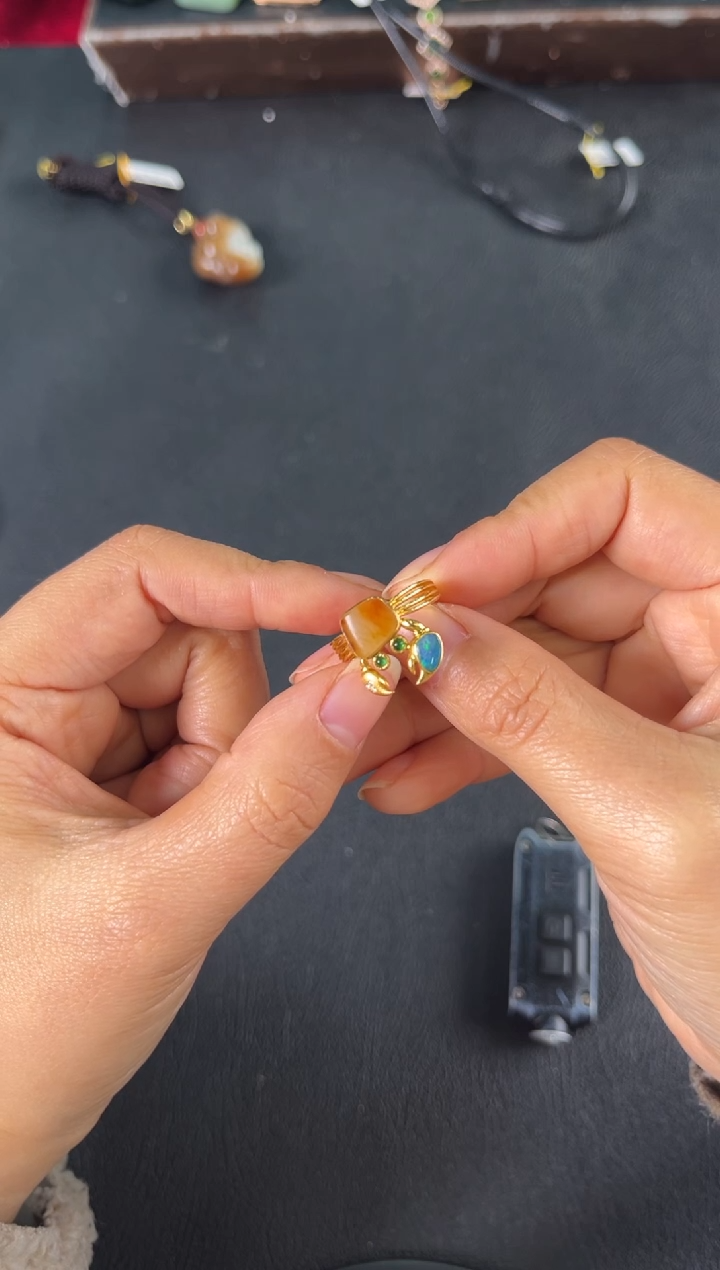 颈饰18K金镶嵌和田玉范***范戒指