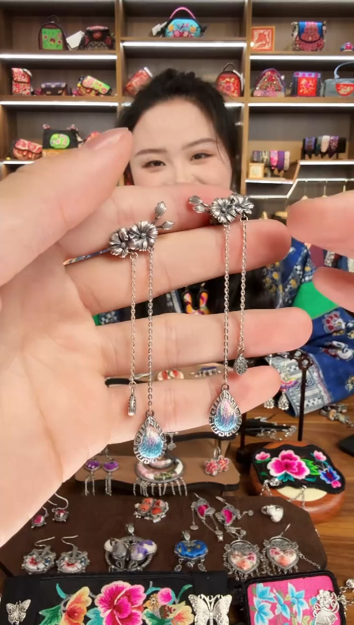 【闪购商品】织绣14蒙阿苏苗绣传承