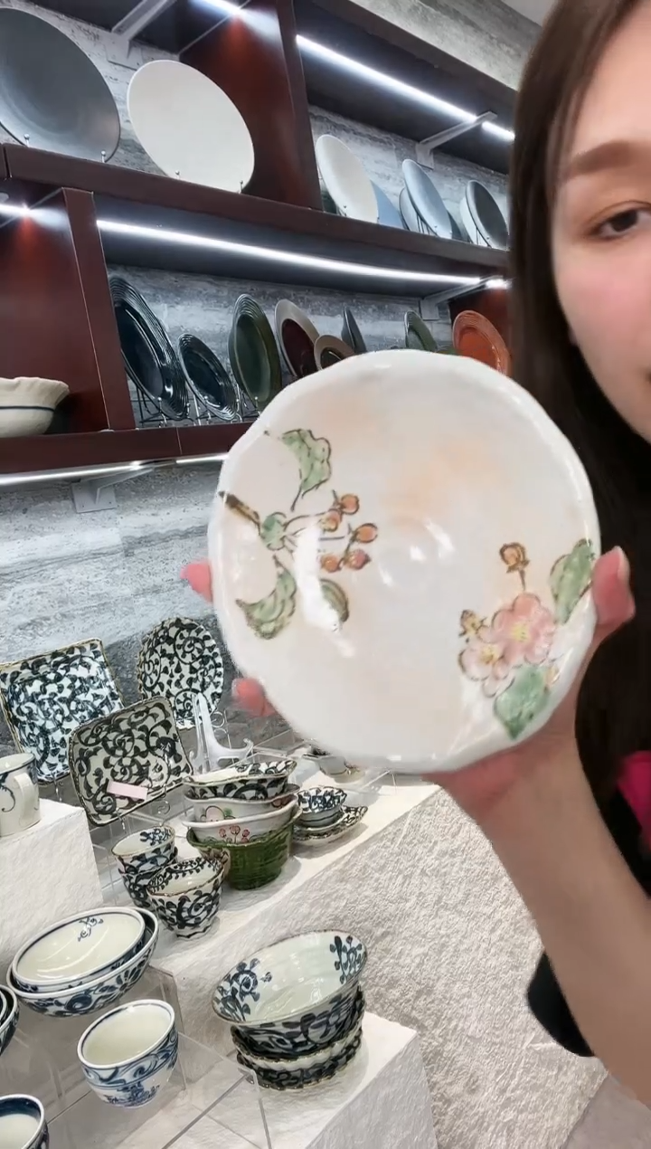 【闪购商品】瓷日本进口手绘唐草不规则边圆形平盘16cm