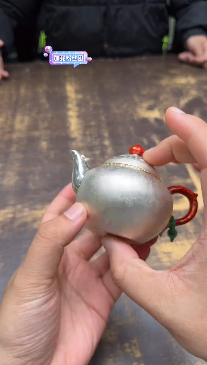 善呆坐手敲雪花纹錾刻鎏金有凤来仪如意壶