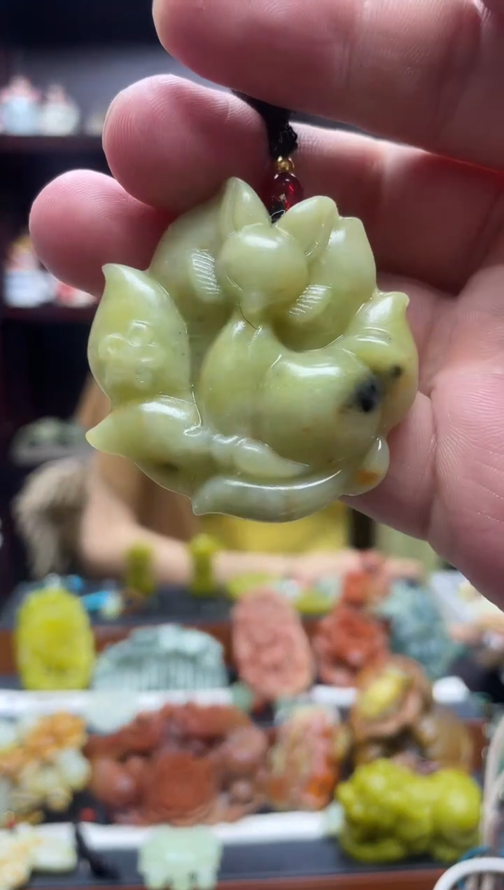 岫玉未镶嵌吊坠·