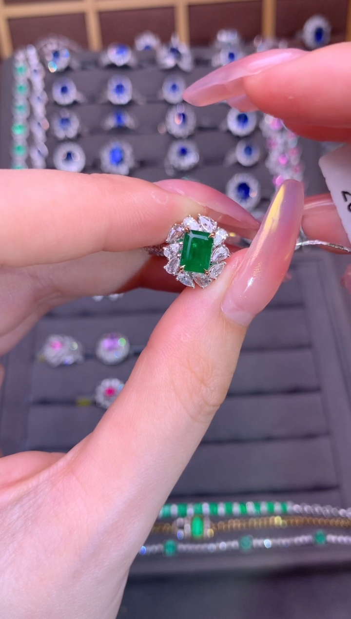 祖母绿戒指18K金镶嵌1.02CT 斯瓦特