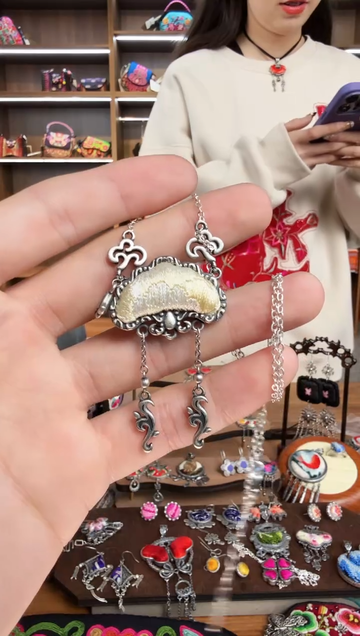 【闪购商品】织绣185蒙阿苏苗绣传承