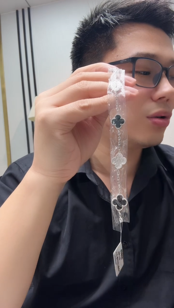 18K金镶嵌手链钻石S?熊猫手链