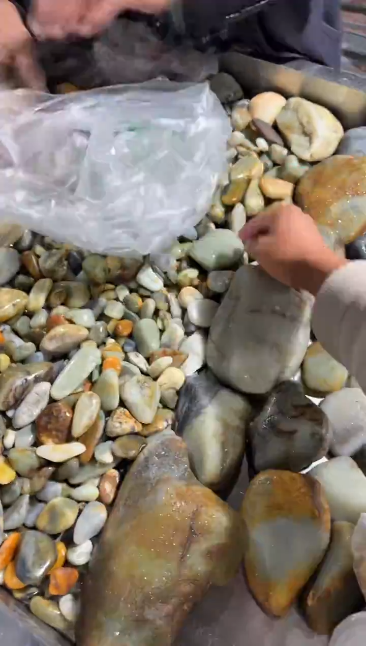 未镶嵌和田玉（糖玉）车挂和田玉