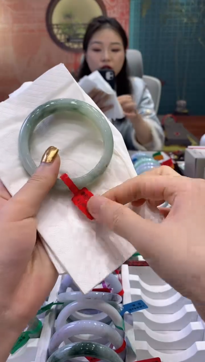 【闪购商品】翡翠手镯未镶嵌多人03759