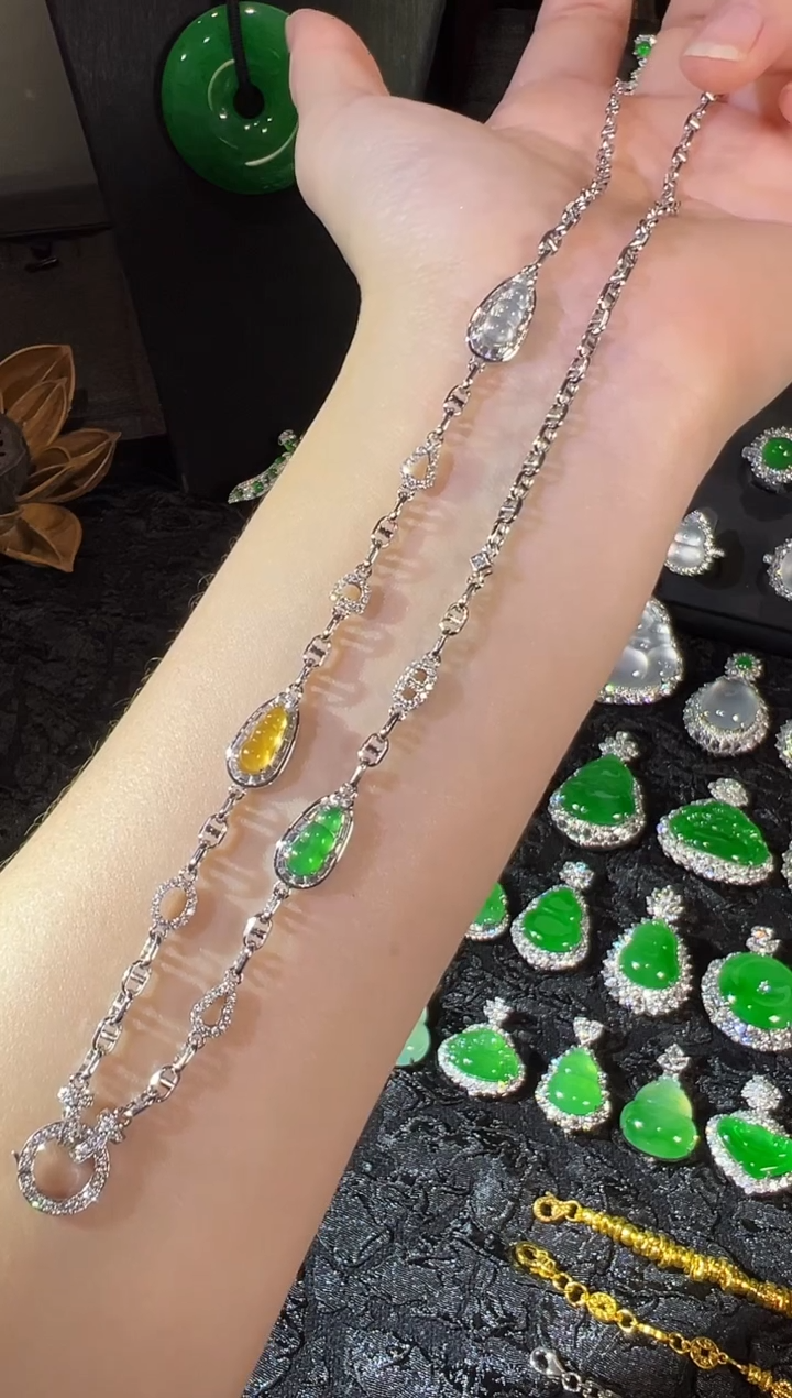 项链18K金镶嵌翡翠高冰三彩福豆万能链