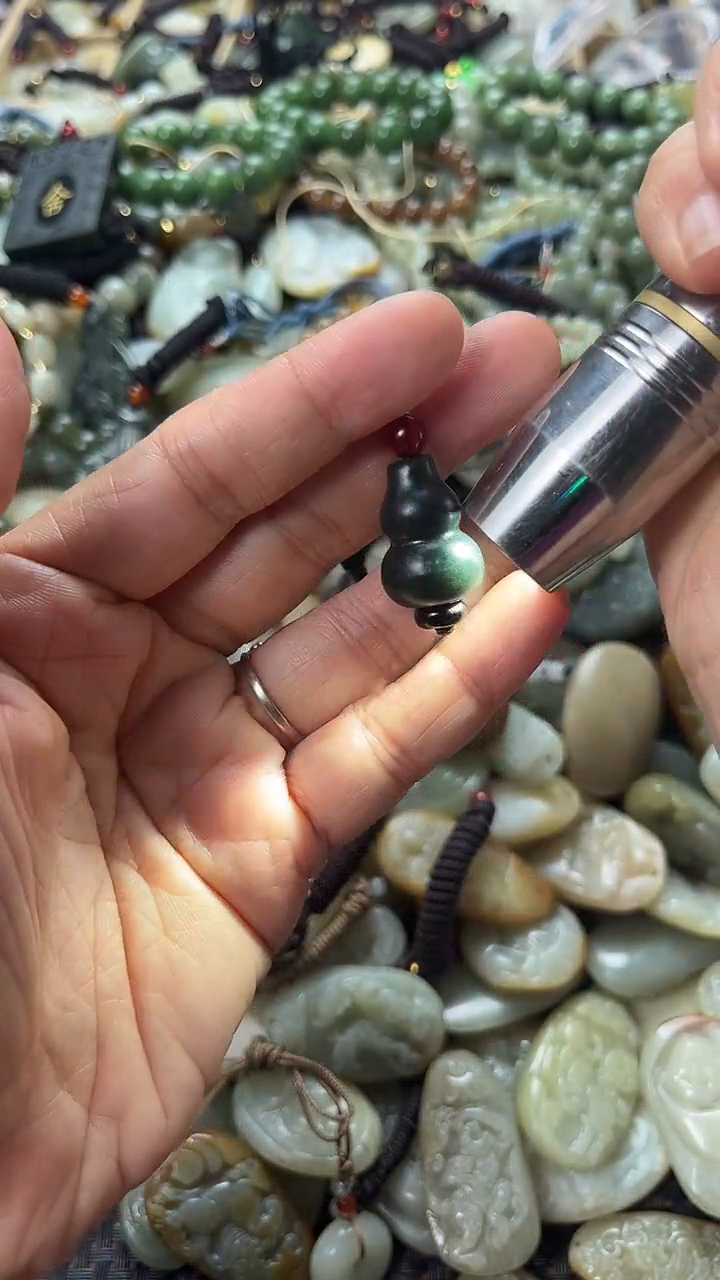 和田玉未镶嵌颈饰（多样性发一件）没有证书有瑕