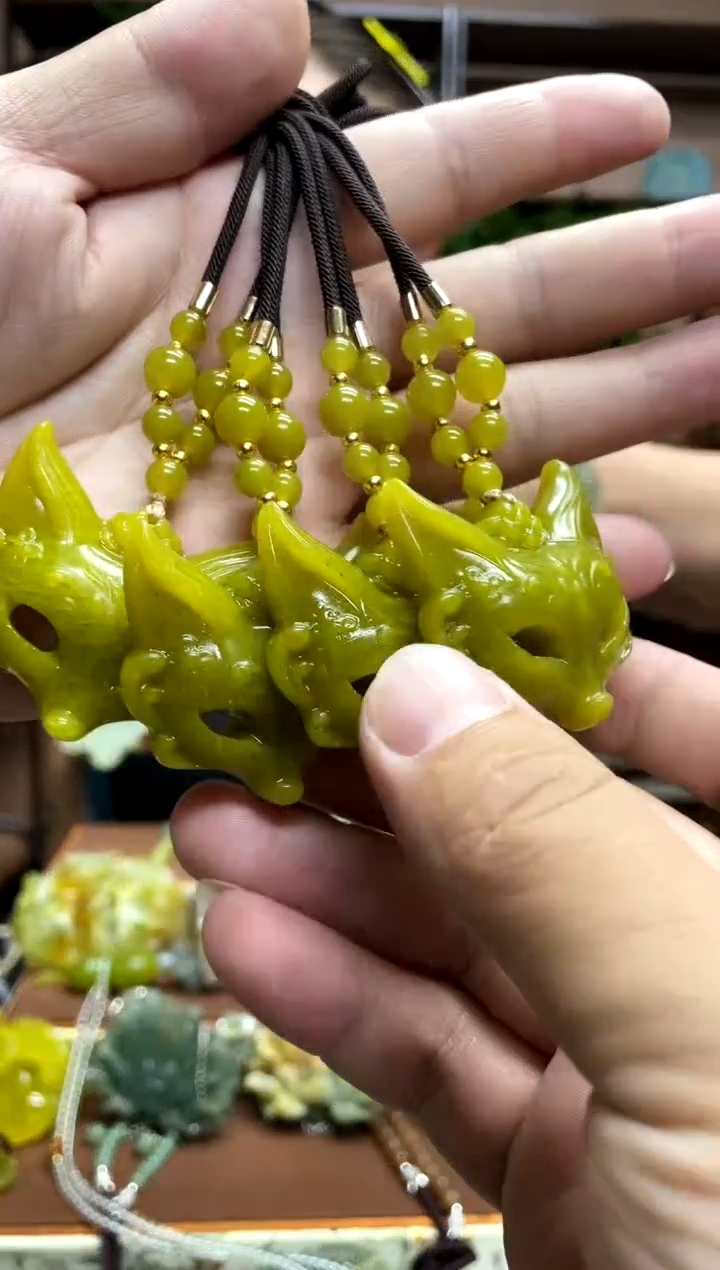 未镶嵌岫玉吊坠多样性发货发其中之一