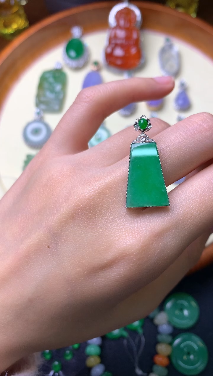 【闪购商品】翡翠吊坠(赠链)18K金镶嵌吊坠