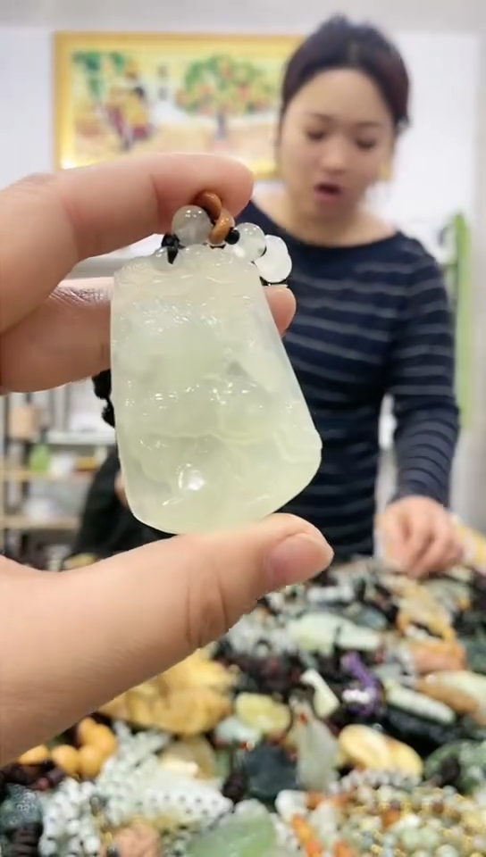 未镶嵌蛇纹石玉吊坠   