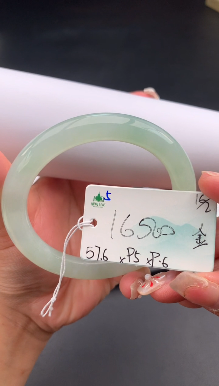 【闪购商品】翡翠手镯未镶嵌 #情人节#送礼，下单联系客服核对地址~