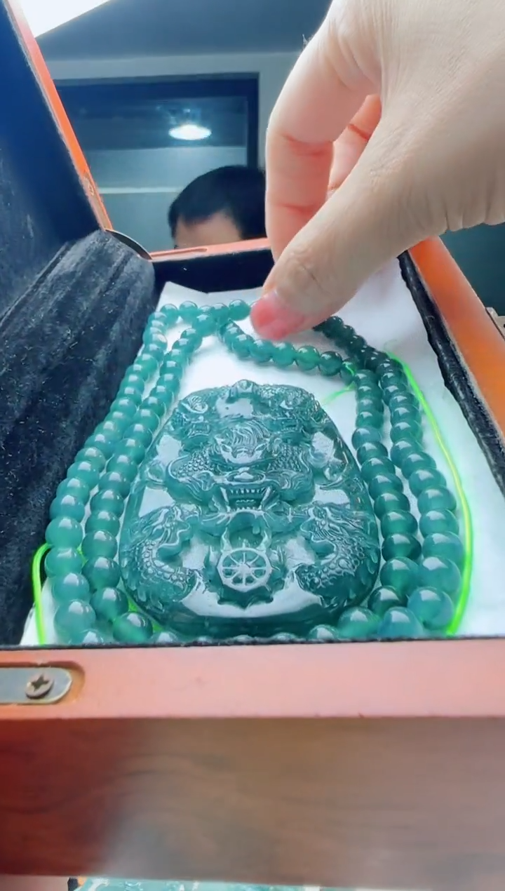 翡翠未镶嵌颈饰多样性发货其中一件