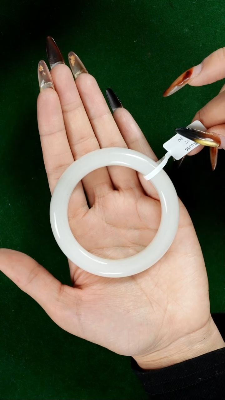 未镶嵌手镯和田玉黑山微色差55+