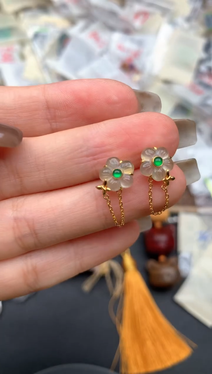 18K金镶嵌挂件翡翠一