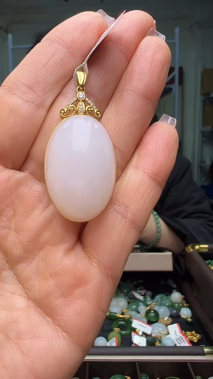 颈饰18K金镶嵌和田玉（多样性发货.发其一)1.04.115