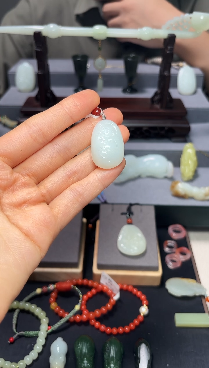 和田玉未镶嵌颈饰弥勒佛