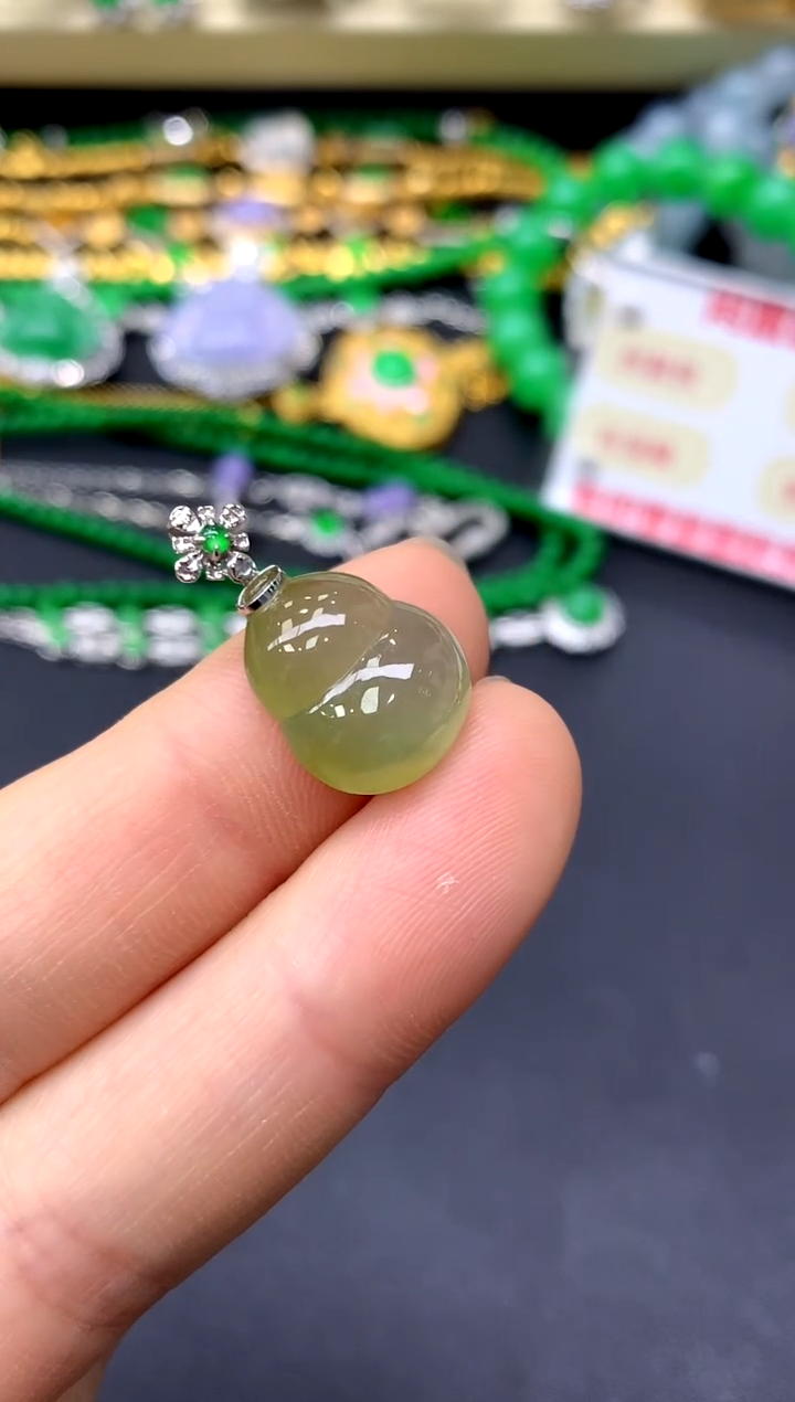 颈饰18K金镶嵌翡翠胡*138-中国好珍宝