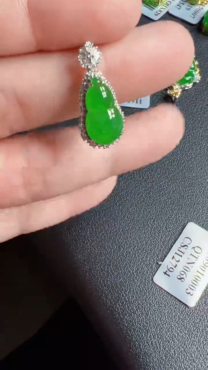 颈饰18K金镶嵌翡翠小*堡葫芦