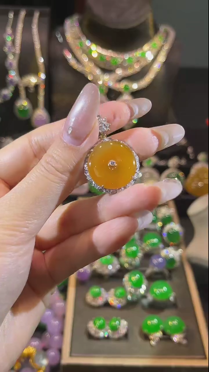 【闪购商品】翡翠吊坠(不含链)18K金镶嵌吊坠