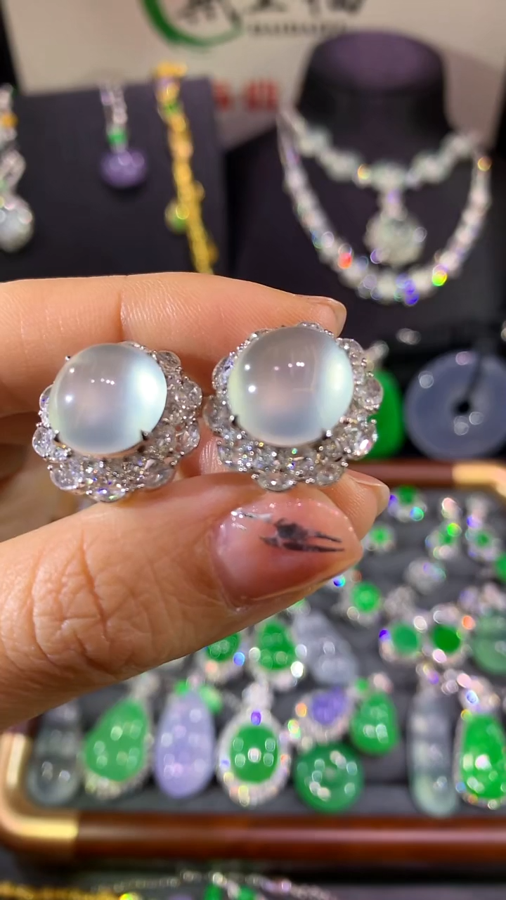 18K金镶嵌翡翠耳饰耳包