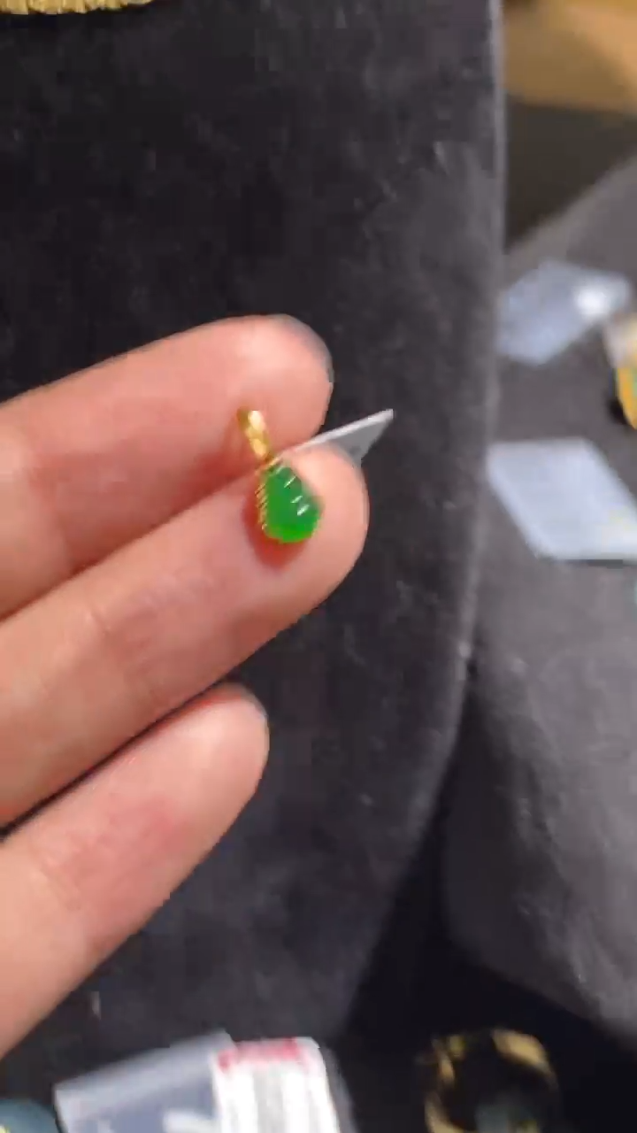 翡翠18K金镶嵌颈饰吊坠