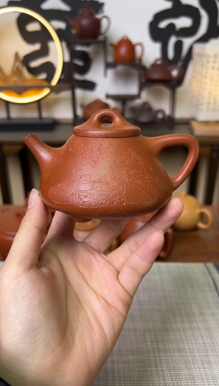 【闪购商品】段泥茶壶红降坡子冶石瓢壶人物刻170CC-甘来兵