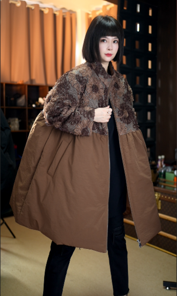 2025冬季新款欧韩休闲简约时尚重工设计立领娃娃版棉服1