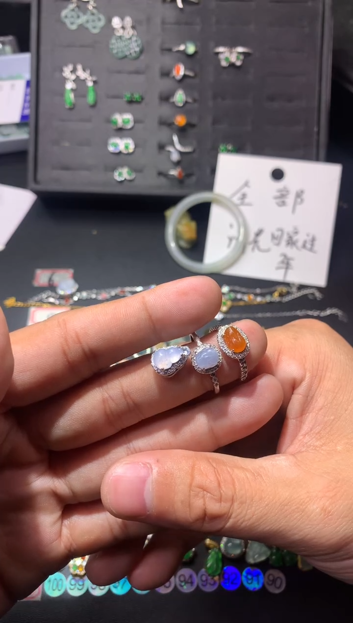 吊坠(不含链)未镶嵌翡翠今*。1