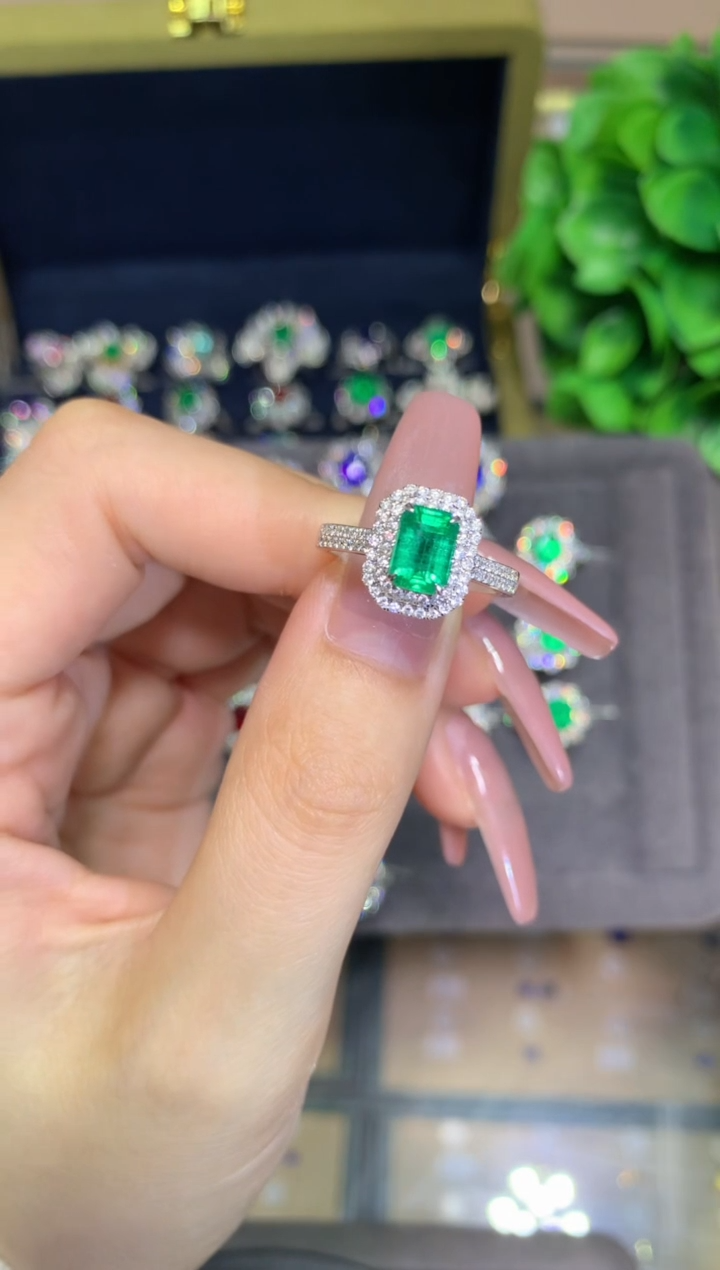 18K金镶嵌戒指祖母绿1.2ct