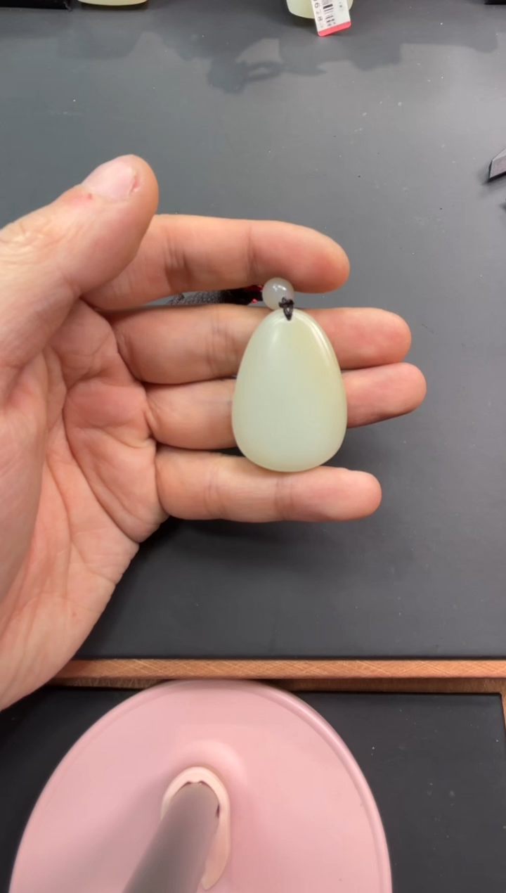 【闪购商品】和田玉吊坠(赠链)未镶嵌且末微色差迪克兰吊坠