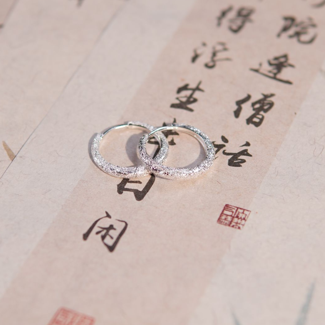 足银耳饰 苗人匠银坊 纯手工 精致古法磨砂时尚耳圈 足银990