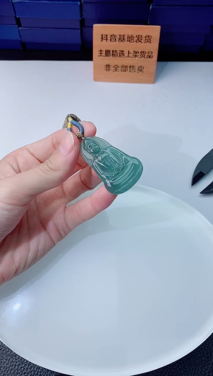 翡翠未镶嵌颈饰  `