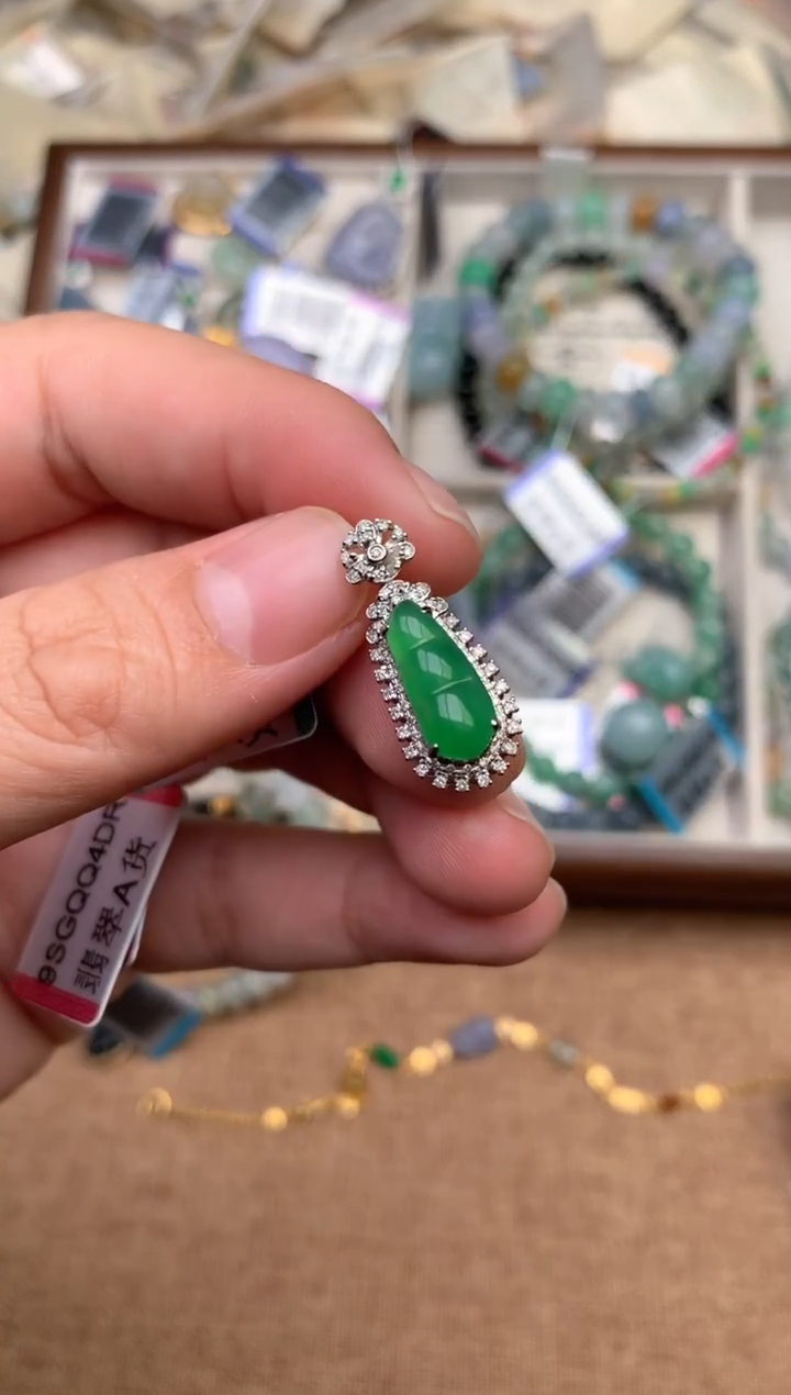 18K金镶嵌挂件翡翠一