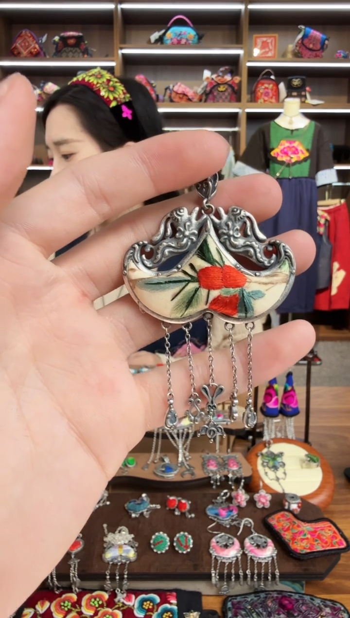 【闪购商品】织绣77蒙阿苏苗绣传承