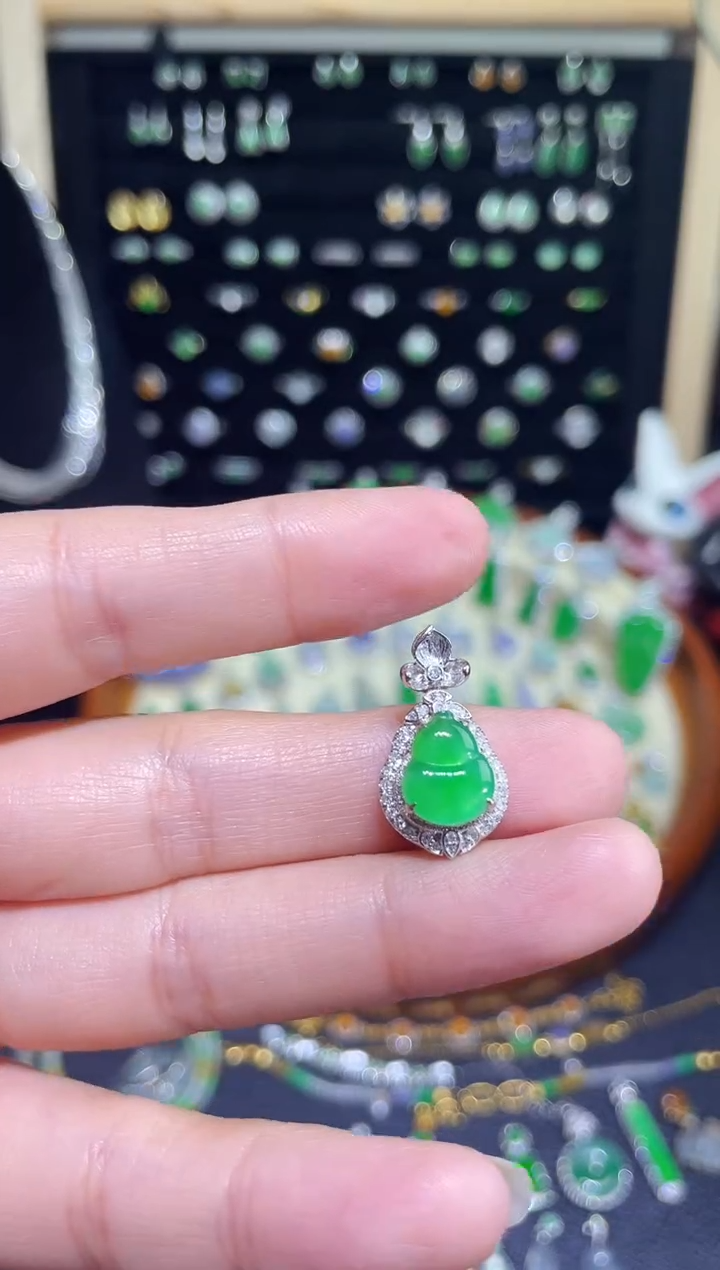 颈饰18K金镶嵌翡翠高冰满绿葫芦吊坠