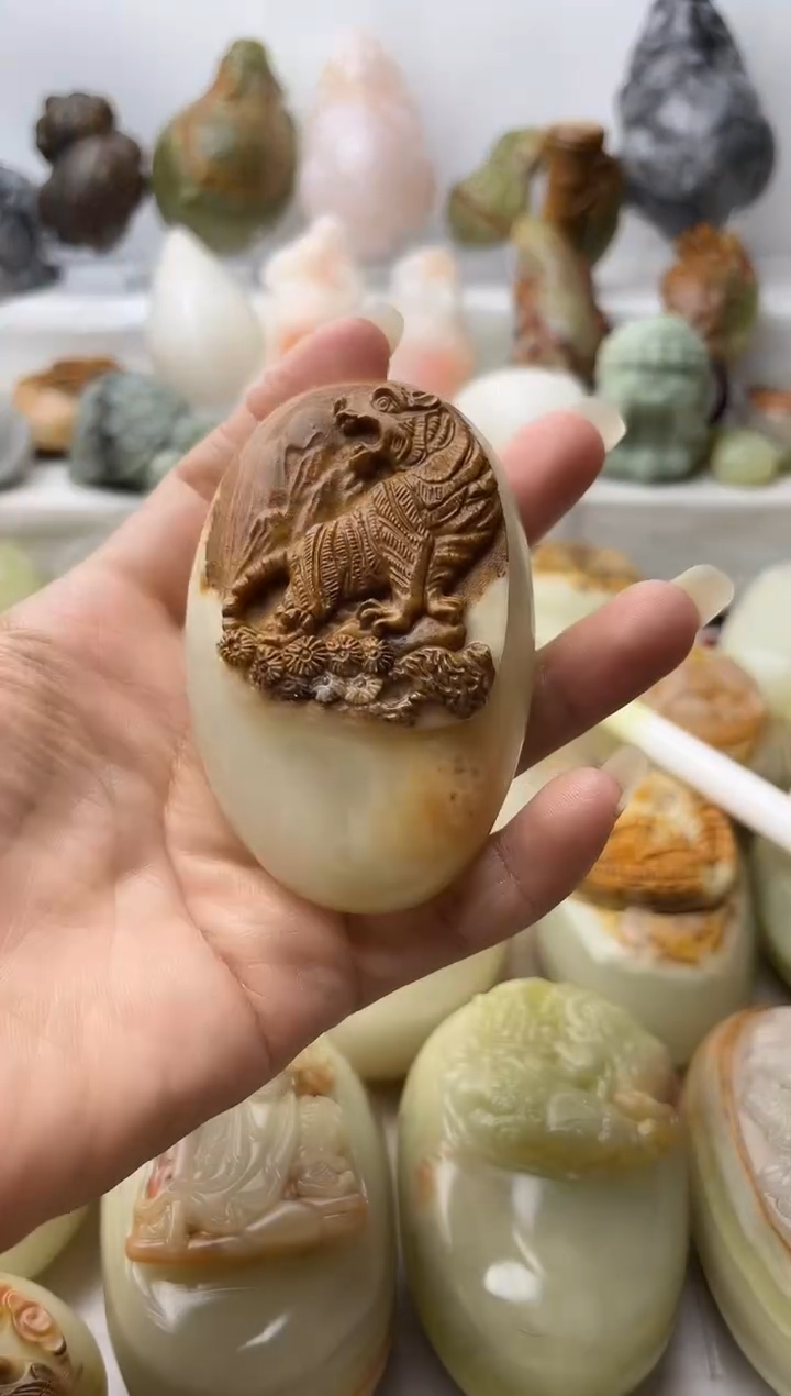 石材｛****｝方解石手把件不退换上山虎微瑕