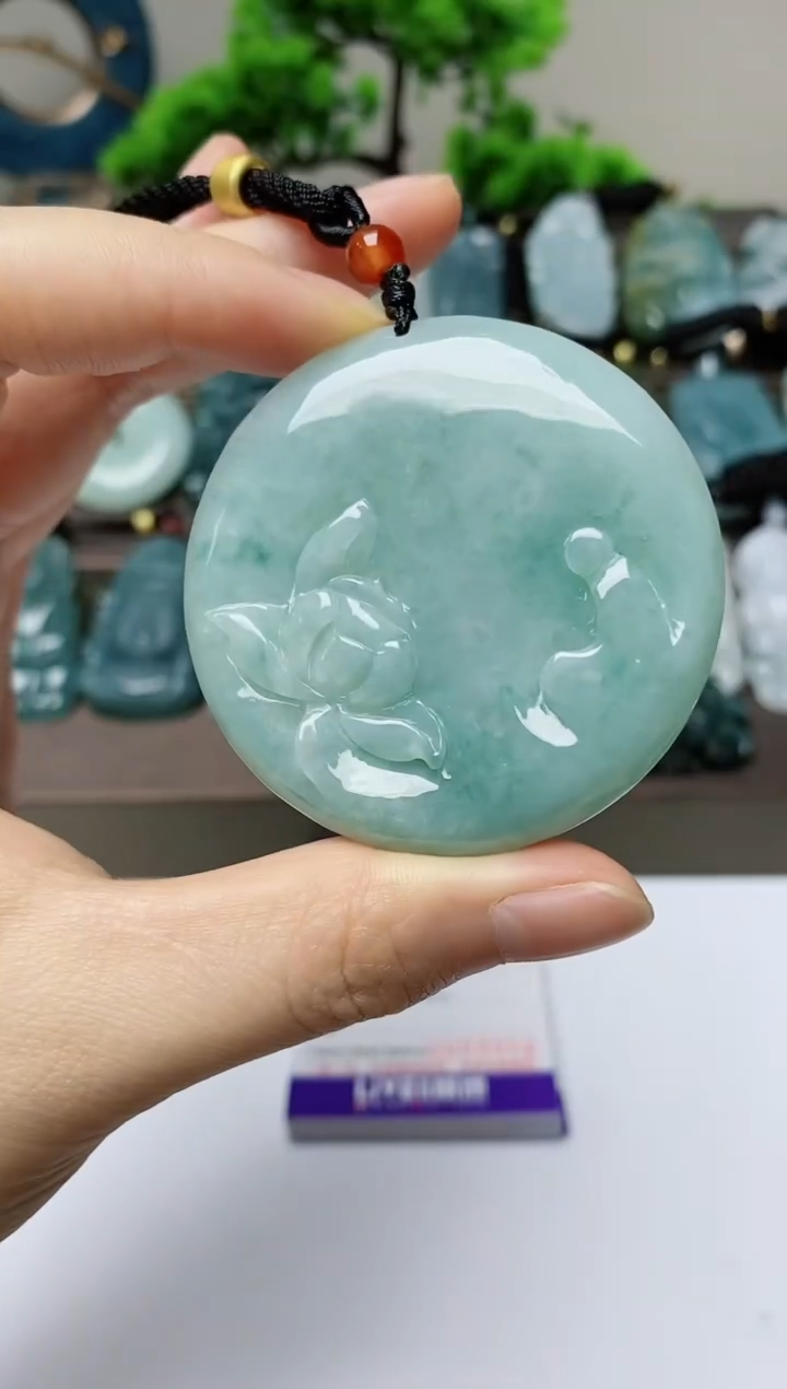 翡翠未镶嵌颈饰        