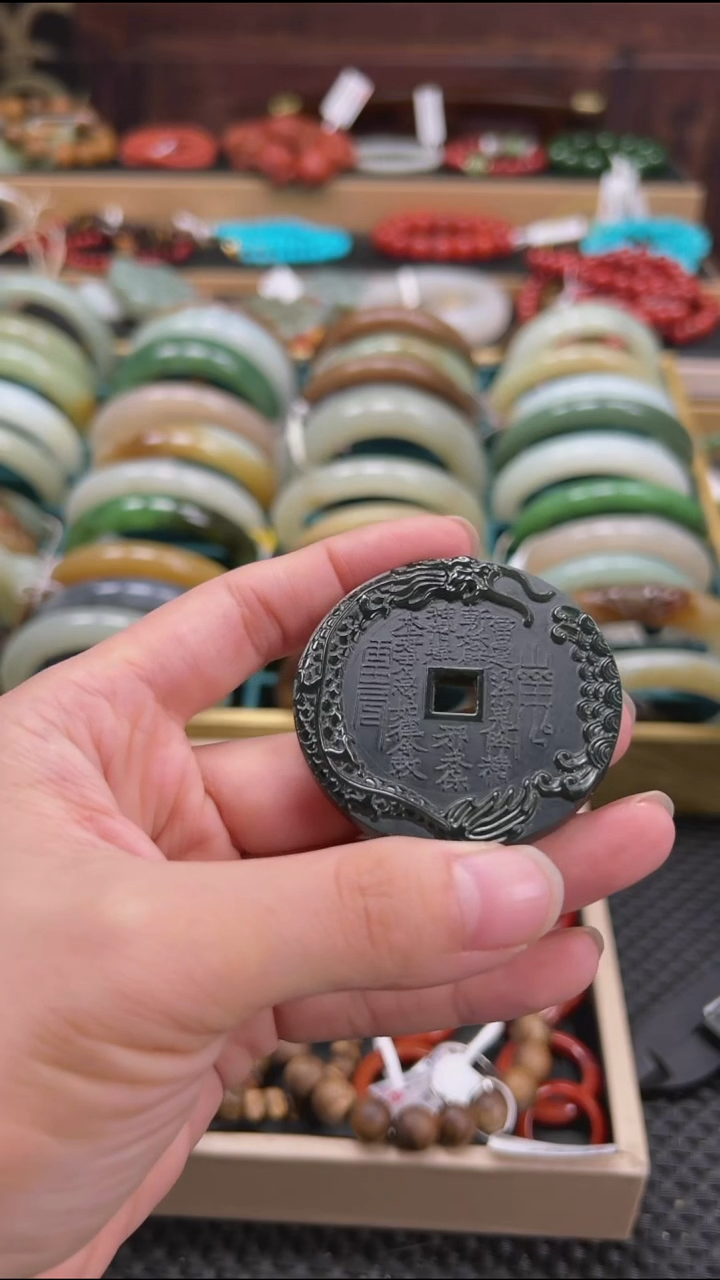 未镶嵌手镯和田玉山鬼花钱币