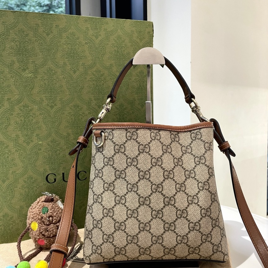99新 GUCCI/古驰 Gucci emblem系列 新款小水桶包 99新/0665