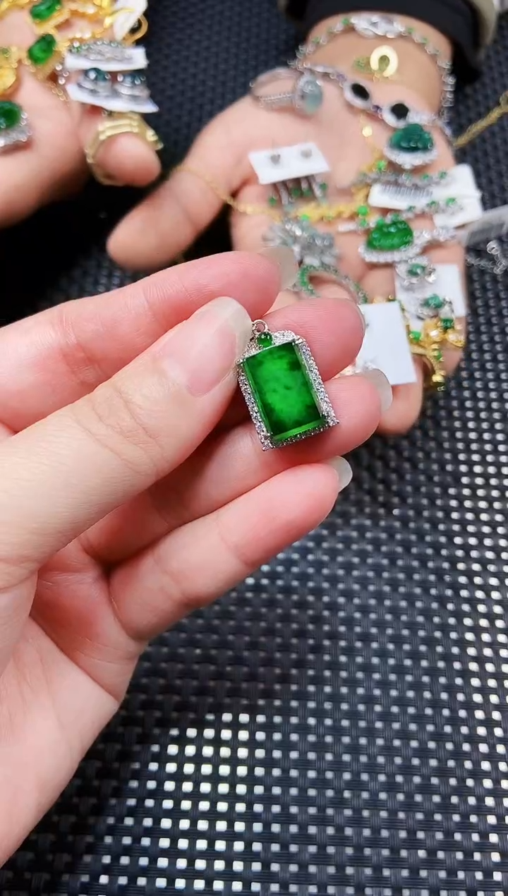 【闪购商品】翡翠吊坠(不含链)未镶嵌111111111