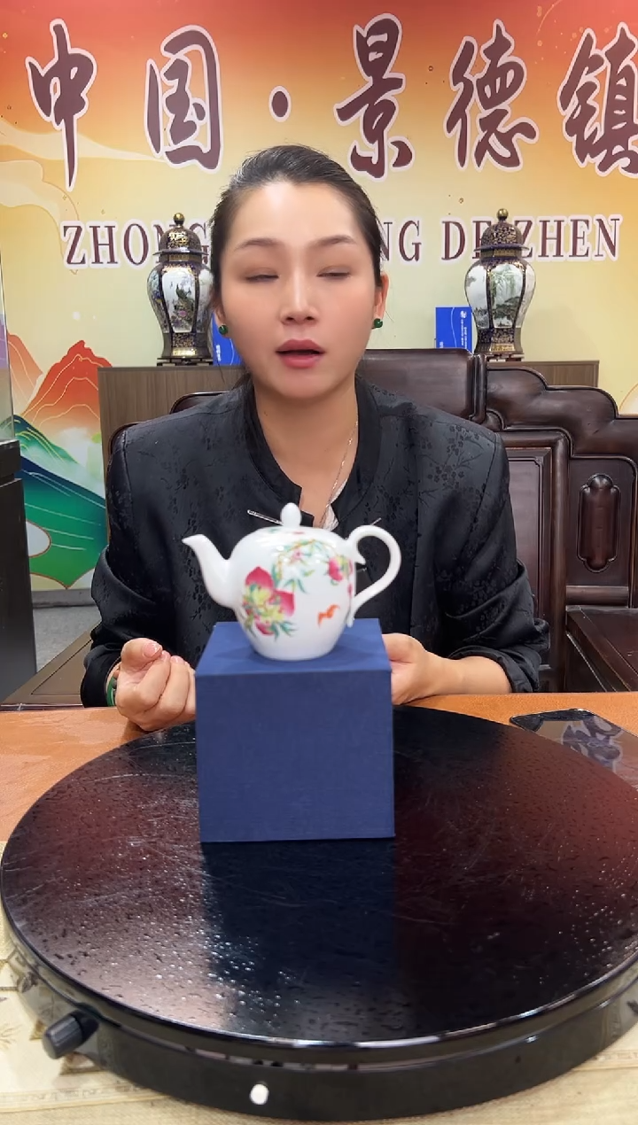 摆件瓷寿桃美人肩壶