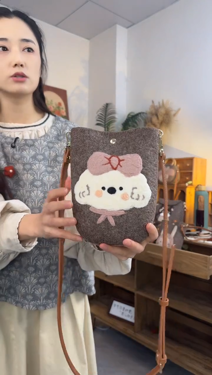 羊毛非遗纯手工包  手机包小狗