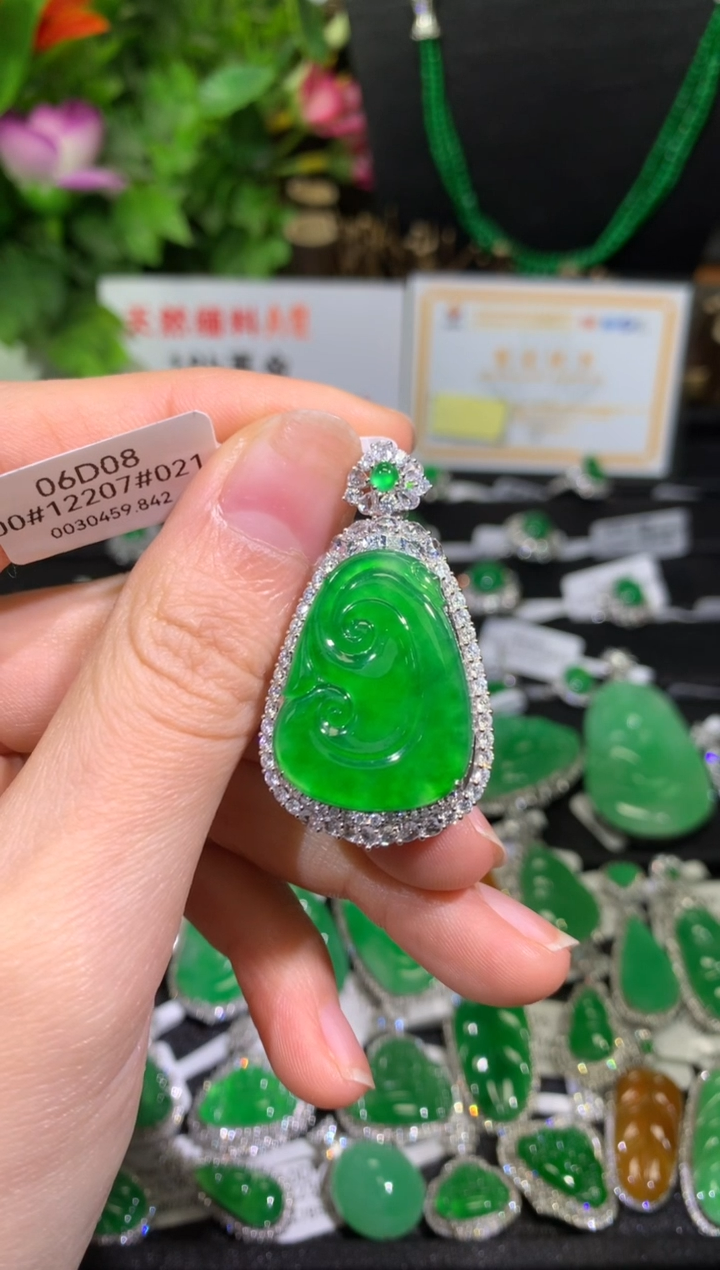 【闪购商品】翡翠吊坠(不含链)18K金镶嵌如意