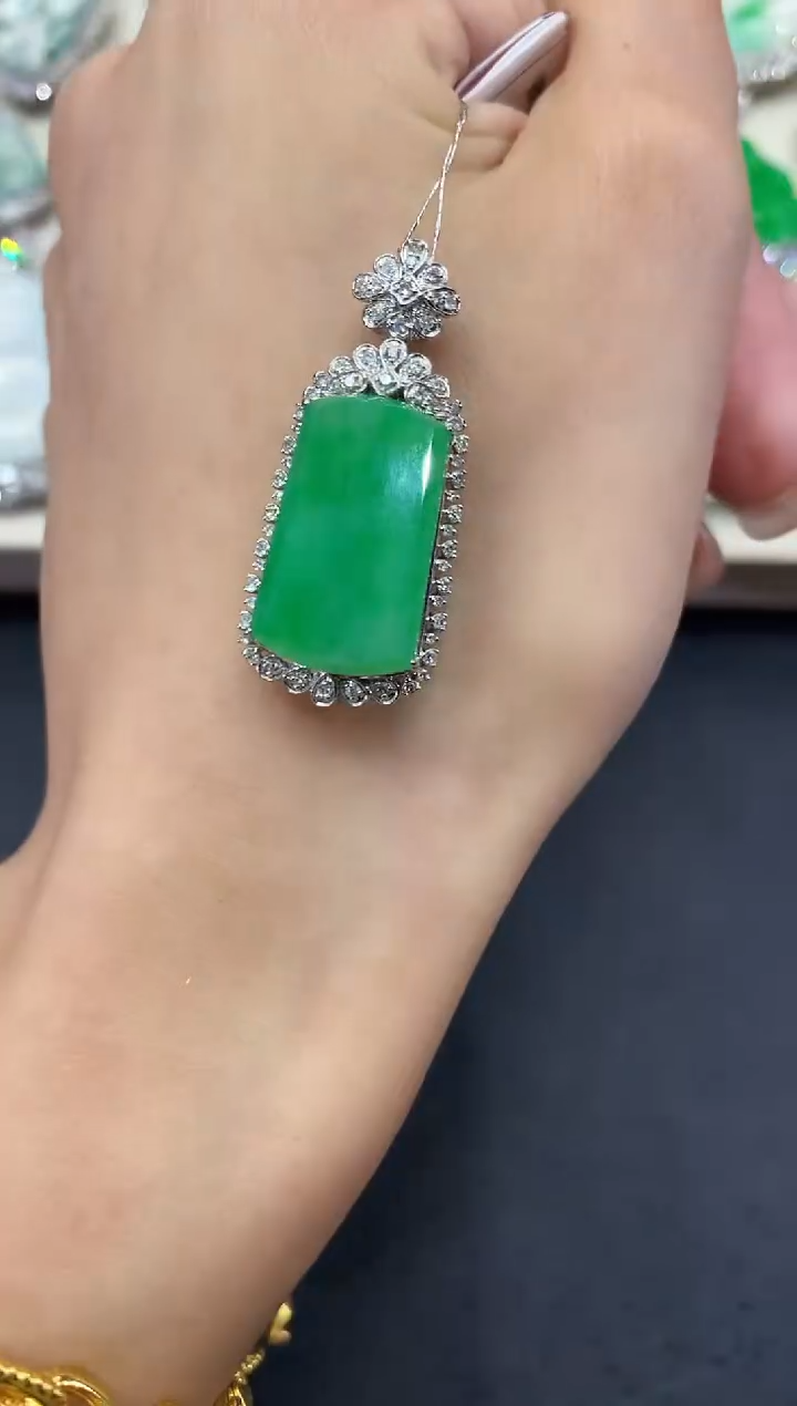 【闪购商品】翡翠吊坠(不含链)18K金镶嵌q8         