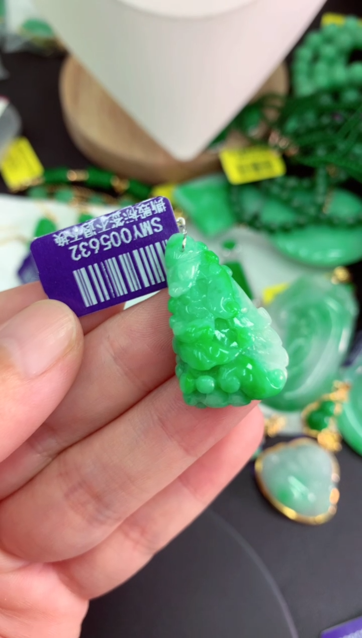 颈饰未镶嵌翡翠挂件