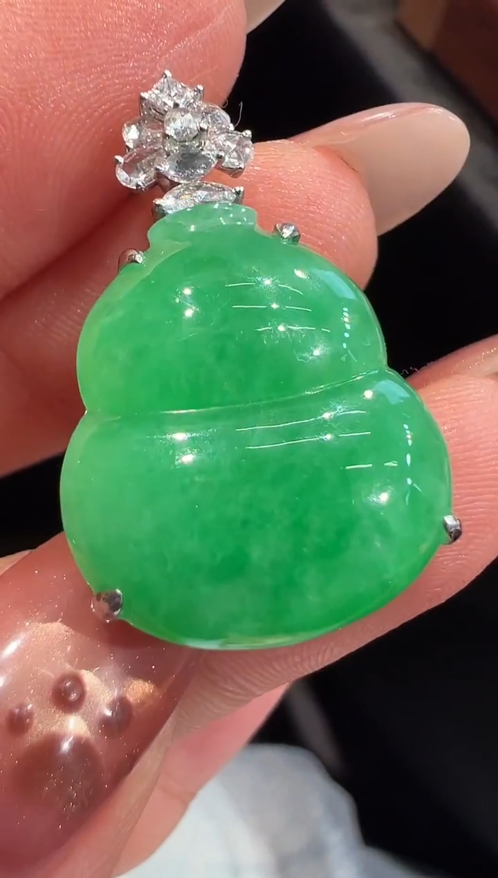 颈饰18K金镶嵌翡翠吊坠