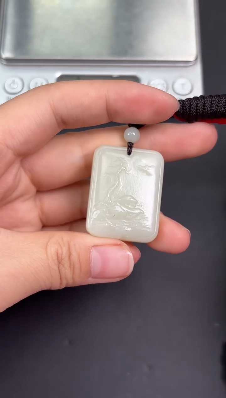 【闪购商品】和田玉吊坠(赠链)未镶嵌且末微色差近矿