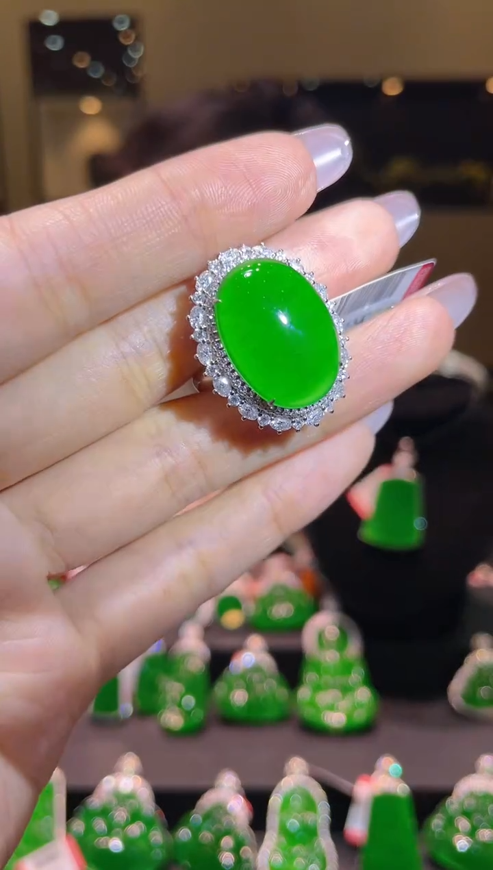 【闪购商品】翡翠吊坠(赠链)18K金镶嵌A66